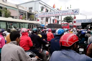 Cách chức, sa thải sáu cán bộ bến phà Vàm Cống