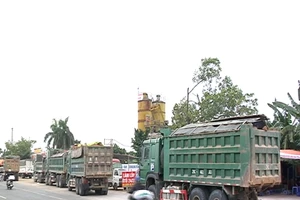 Phát hiện 10 xe chở quá tải 200%