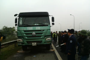 Xe quá tải thách thức lực lượng thanh tra 