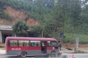 Xe khách lấn làn đâm vào xe máy làm hai người tử vong