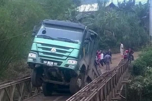 Đề nghị xử lý nghiêm vụ xe tải làm sập cầu ở Yên Bái