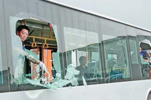 Dùng côn đồ đe dọa, hành hung để tranh giành khách