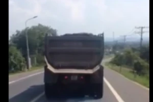 Đề nghị xử lý xe tải chạy chậm trên đường