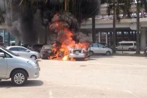 Cháy ô tô 4 chỗ tại sân bay Nội Bài, tài xế tử vong