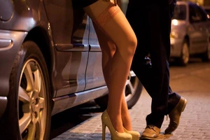 Công an, bác sĩ phải bảo vệ người bán dâm