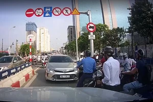 Clip xe “hiên ngang” chạy ngược chiều gây bức xúc