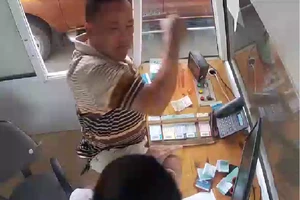 Tạm đình chỉ cán bộ kiểm lâm đánh nhân viên thu phí