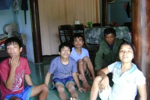 Tuấn Hưng và Đỗ Mỹ Linh xoa dịu nỗi đau da cam 