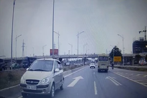 Xe ô tô đi ngược chiều như bay trên cao tốc
