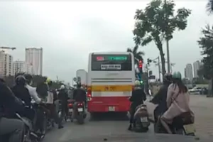 Xử nghiêm tài xế xe buýt nghênh ngang vi phạm luật