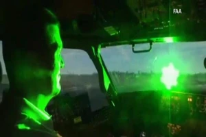 Máy bay bị chiếu tia laser ở Nội Bài