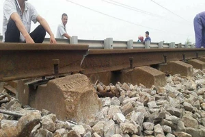 Đường ray tàu bị gãy, hơn 1.100 khách may mắn thoát nạn