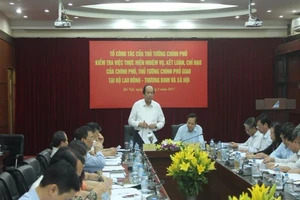 Bộ trưởng nói về việc khen thưởng hai lão nông