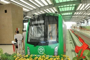 Tàu Cát Linh - Hà Đông đang bị nghiêng nên có khe hở