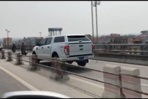 Ô tô biển xanh đi vào đường xe máy