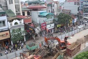 Để ống thép rơi xuống đường, giám đốc bị cảnh cáo 