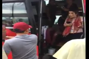 Điều tra vụ phụ xe ném đồ của hành khách nước ngoài