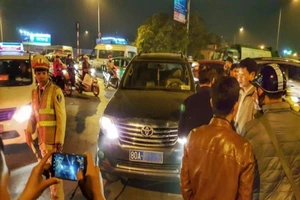 Xe Văn phòng Bộ LĐ-TB&XH không chấp hành tín hiệu đèn