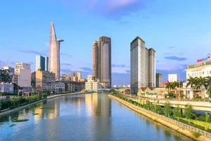 TP.HCM muốn trả lương gấp đôi cho cán bộ, công chức