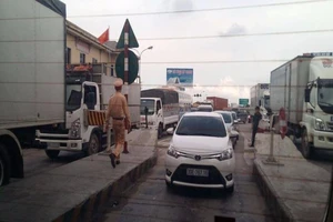 Tài xế lại dùng tiền lẻ qua trạm quốc lộ 5