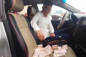 Dùng tiền lẻ trả phí: Công an hẹn làm việc với một DN