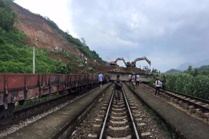Mưa lớn gây sạt lở, phải phong tỏa đường tàu 