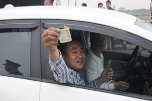 Tài xế tiếp tục dùng tiền lẻ gây áp lực tại quốc lộ 5