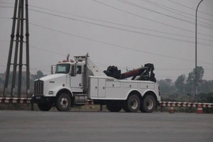 Căng thẳng tại quốc lộ 5, xe cẩu lớn được điều đến