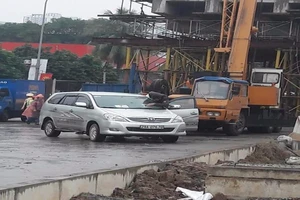 Thanh sắt từ công trình đường sắt rơi trúng ô tô ?