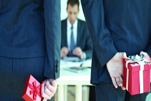 Cấm tặng quà cấp trên, 'tranh thủ' cấp dưới dịp Tết