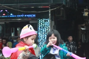 Trời lạnh, nhiều em bé quyết chờ đợi U23 Việt Nam