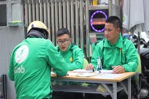 Đề xuất cấm Uber, Grab điều chỉnh giá, tuyển lái xe