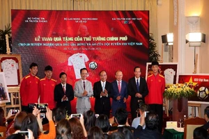 Lão nông bán cả hecta cao su để đấu giá áo tuyển U23 VN