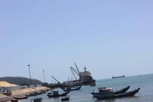 Xuất hiện vệt nước lạ màu hồng trên vùng biển Quảng Bình