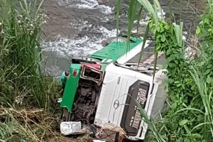 Xe khách chở 44 người lao xuống vực, nhiều người thương vong