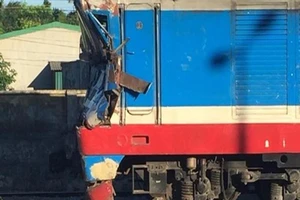 Tàu hỏa đâm trực diện xe bồn, 4 người bị thương