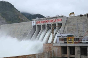 Thủy điện xả lũ: Di dời khẩn nhà bè trước 7-7 