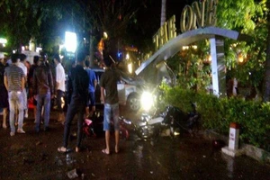 Thanh niên chạy ô tô đâm chết 2 người đi bộ trên vỉa hè 