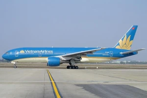 Máy bay VNA nổ lốp trên đường băng