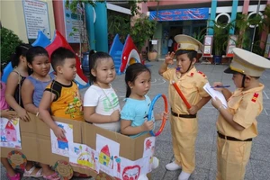 Cha mẹ phải ký cam kết đội mũ bảo hiểm cho con