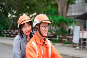 Sẽ phạt nặng tài xế Grab vừa chạy xe vừa dùng điện thoại