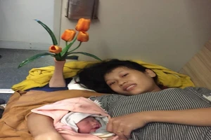 Nhân viên giúp sản phụ sinh bé gái trên tàu hỏa