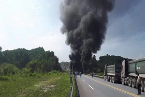 Xe bồn lao xuống chân cầu bốc cháy, có thể phải xây lại cầu