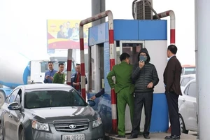 Một số xe bị cẩu đi vì dừng quá lâu tại trạm BOT quốc lộ 5