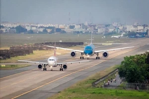 Bộ GTVT: Đường băng Nội Bài, Tân Sơn Nhất hư hỏng nặng nề