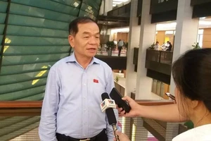 Tù tại nhà: Tâm lý của con thế nào nếu nhìn cha trong lồng sắt