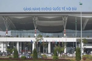 Khống chế 2 thanh niên đòi đánh tiếp viên hàng không