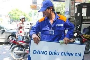 Sốc: Giá xăng giảm kỷ lục hơn 1.500 đồng/lít