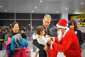 Sân bay Nội Bài tặng quà Giáng sinh cho khách