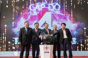 Người dân bắt đầu thanh toán tiền điện trực tuyến